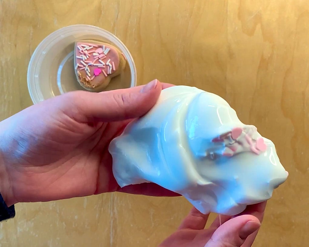 Vanila Sugar Cookie Slime by peachybbies was white with pink heart confetti and came with two slime sugar cookies